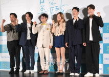 [포토]파이팅 하는 영화 메이드인루프탑 주역들