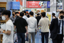 치킨만 팔다간 망한다…치느님 외도 나선 까닭은