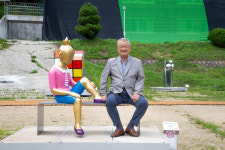 과자회사 회장님, 14년째 러브모텔을 조각가 작업실로 지원