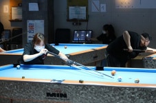 [포토] 레스트를 이용해 공을 치는 팝콘팀