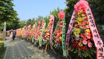 150m 줄화환에 ‘대통령 윤석열’ 연호…野의원 25명도 집결