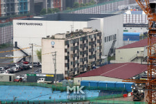 재건축 단지 낡은 옛 아파트 한 동 흔적 남기기…문화유산인가? 흉물인가? [포토]