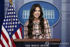 "분명한 메시지 갖고 왔다"…18세 팝스타 로드리고, 백악관 브리핑룸에 선 까닭은