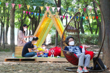 [포토] 야외 쉼터서 무더위 피하세요