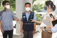 김호규 금속노조위원장 경찰 조사…우린 4차 대유행 주범 아냐