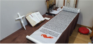 양팔 없는 삶이 행복해…두팔 없는 의수화가, 6년7개월만에 성경 완필