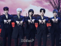 투모로우바이투게더 루저러버, 돈에 대한 양가감정 내포