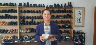 伊명품보다 편해 이건희 회장도 인정한 신발…몸 불편한 부친께 배운 기술, 장애인 위해 쓸 것