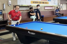 [포토] 어떻습니까, 프로만큼 잘 치죠?