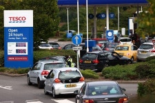 새벽 5시 반부터 주유소 줄 섰다 이번엔 기름 동났다…영국에 무슨 일이?