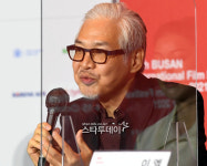 ‘행복의 나라로’ 임상수 감독 “윤여정·이엘 특별출연, 균형 위한 전략