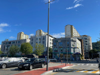 주민들도 처음엔 놀랐다…정면은 편의점 측면은 은행, 아리송한 이 건물의 정체 [르포]