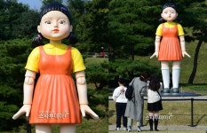 오징어게임 술래인형이다!...올림픽공원에 뜬 영희 인기 폭발 