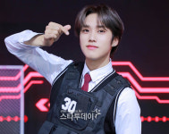 [포토] 제이콥, 하트로 깜찍하게