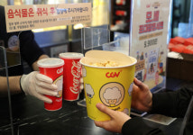 심야영화 보며 팝콘까지…극장가 방역 패스관 속속 도입