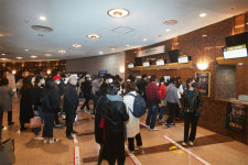 대기줄 길어 화장실도 못갔다…영화관에 팝콘 냄새 진동