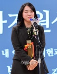[포토] 갈매기 김미조 감독, 트로피 품에 안고