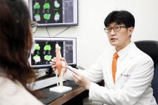 오래 걷기 힘든 내 무릎…방치하다간 치료 적기 놓칩니다