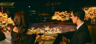 트리 옆으로 주세요…인생샷 건지는 호텔 식당 자리 불티