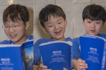 송일국, 삼둥이 대한·민국·만세 근황 공개…책 읽으며 '활짝'