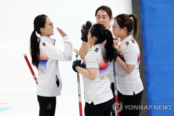 [속보] 여자 컬링 ‘팀 킴’, 한일전 승리…10-5 완승, 4강 가능성↑