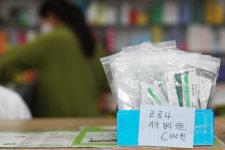 알바생이 포장 뜯고 소분?…편의점 자가검사키트 판매, 위생 논란 이유는