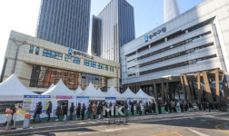 [포토] 10만 명대 첫날 여전히 붐비는 선별진료소