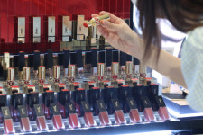 마스크 벗을 날 기대…백화점서 색조화장품 향수 매출 껑충