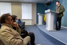 할리우드 스타 숀펜, 전쟁통 우크라이나 체류 중...도대체 무슨 일?