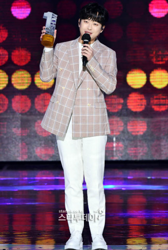 [포토] 이찬원, 1위 트로피 들고