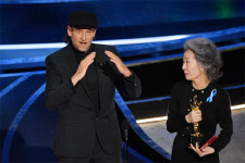 배우 윤여정이 수어로 호명한 남우조연상