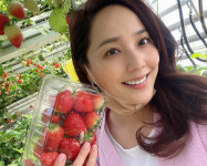 기태영♥ 유진, 둘째 딸과 딸기농장 체험...엄마도 기분 업
