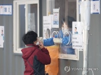 [속보] 코로나 신규확진 9만3001명...사망 203명 위중증 893명
