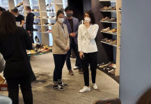 순대 떡볶이 사고, 신발 구매…尹대통령, 김건희 여사와 주말 나들이