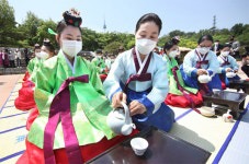 [포토] 한옥마을서 전통 성년례