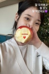 칸 입성 아이유 잘 도착했어요 사과하트 뿅