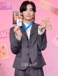 [포토] 이원정, 사원증 들고 이렇게