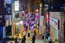 오늘 한번 놀아보자…거리두기 해제 후 살아난 이태원 [르포]