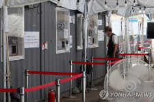 [속보] 신규확진 9896명, 1주전보다 593명 늘어…위중증 62명·사망 5명