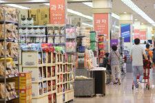 치솟는 물가에 장포족 늘자…편의점만 웃는다