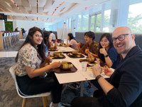 여보 밥 먹고와…저녁에도 붐비는 구내식당, 급식업체 신났다