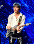 [포토] 김재환, 연주에 빠지다
