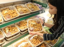 반값 치킨·피자 인기에 반값 탕수육도 등장…물가 고공행진에 저가 경쟁 치열