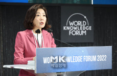 [포토] 우크라이나 수석 부총리와 대화 나누는 나경원 전 의원