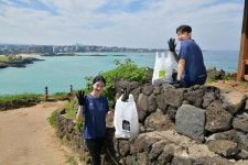 “제주 올레길을 클린하게”…볼보코리아, 클린 올레 플로깅 캠페인