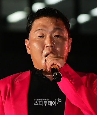 [포토] '강남스타일' 10주년, 흠뻑 젖은 싸이