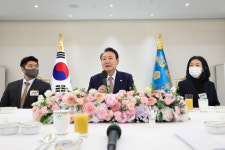 尹 과거 탄소중립 감축목표 어리둥절…과학적 근거 없다 전 정권 비판