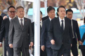 尹, 나흘째 조문…이상민 장관 대동