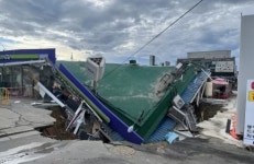 땅속으로 꺼진 양양 편의점...대형 싱크홀 원인 보니