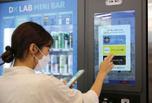 유통에 IT 결합한 ‘리테일 테크’ 경쟁, 무인점포는 기본… 로봇으로 ‘배달 실험’